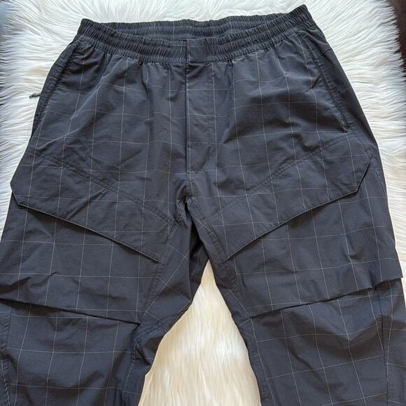 Nike Black Grid Tech Pack Tapered Cargo Pants - Picture 3 of 10